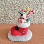 シュナウザーさん､ブーツの中から　はい､どうぞ🎵