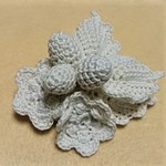 花と実と葉　クロッシュレース　ブローチ
