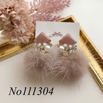 ピンクベージュビジュー ファーピアス  イヤリング