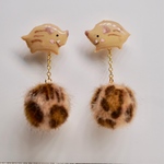 かわいいイノシシのピアス／イヤリング（ボールファーつき）
