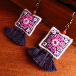 旅するアクセ＊モン族　ぷっくりスクエアワッペンピアス　ネイビータッセル