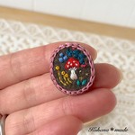 光る森の手刺繍ブローチ　キノコ×ピンク