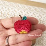 赤いリンゴの刺繍ブローチ　蜜りんご