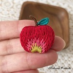 赤いリンゴの手刺繍ブローチ　りんごほっぺ