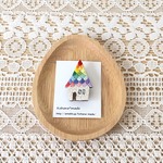 虹の屋根のお家の刺繍ブローチ　とんがり屋根