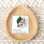 虹の屋根のお家と木の刺繍ブローチ　