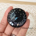 小さな夜空のアクアリウム　手刺繍ブローチ