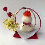 お花と羊毛の鏡餅のお正月飾り