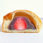 まるごと苺のデニッシュあんパン