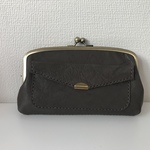 グレーレザーのふっくらマチ＆外ポッケ付き本革親子がまぐち長財布