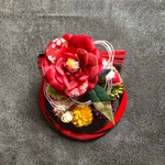  小菊とちりめん紅椿を使ったお正月の玄関飾り red*gold*red