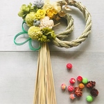 ♡♡シュールな花飾り☆　しめ縄リース 謹賀新年　正月飾り　注連縄白 or 生成り　お飾り　お正月お飾り　しめ縄 注連縄 しめなわ　プリザーブドフラワー 正月飾りわ