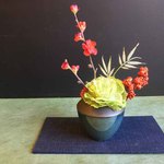 【正月】紅梅と葉ボタンのお正月飾り