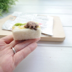 【完成品】[羊毛フェルトのパン屋さん] トイプードルさんが潜む卵サンドイッチ
