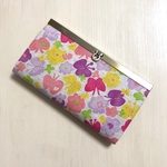 花畑に蝶々柄のがまぐち長財布
