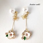 【セール】大人可愛いパールお花モチーフゆらゆらピアス
