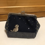 ねこ刺繍　大きく開くがま口ポーチ　星降る夜に。【チャリティ】