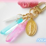 清らかなパワーで心身を浄化★純粋・無垢の象徴♪水晶ポイントと奇跡のメダイのキーホルダー（不思議のメダイ）ストラップ可