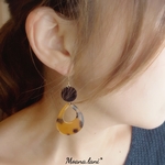 べっ甲風ドロップ&フロッキーボールピアス(ブラウン)