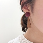 ワインレッドのコーデュロイと揺れる三角ウッドのピアス