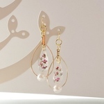 しずく型パーツとドライフラワー入り☆レジンピアス（イヤリング）