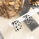 クルンとクリアドット柄ピアス