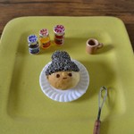 おんなのこパン(黒髪)のブローチまたはマグネット