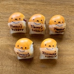 袋入り地味パンのブローチ・チャーム