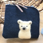 羊毛フェルト　白くまの赤ちゃんコインケース（紺色）