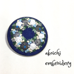 ホワイトリース(ブルー)の手刺繍のブローチ