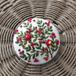 「赤い花」刺繍のブローチ