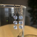 揺れる 小粒ジルコンの3連ピアス