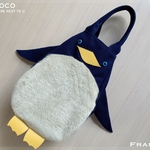 新作《Francis》フェイクファー〈ベージュ〉×柔らか8号帆布〈ネイビー〉 ×牛革 ぬいぐるみの様なペンギン トートバッグ   人気者