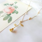 薔薇と淡水パールのネックレス