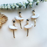 ＜新入荷！＞4個　バレリーナ　チャーム　白　ホワイト　約29㎜×15㎜　D076-0　ピアス　イヤリング　ネックレス　ブレスレット　アクセサリー