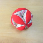 赤ちゃんの鈴入りキッキングボール(赤×花柄）