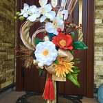 No.wreath-14929/★お正月しめ縄リース（しめ飾り、正月飾り）50x26cm・アートフラワー造花リース★/紅白椿＆胡蝶蘭