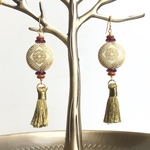 菊文様タッセルピアス/イヤリング 白