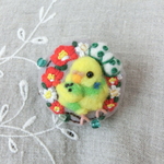 椿咲くブローチ◆セキセイインコ◆羊毛フェルト刺繍カメリア◆インコ