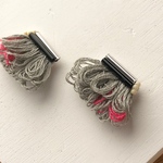"loop" フリンジ刺繍ピアス gray×shockingpink