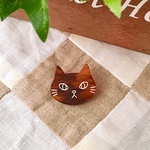 キリっとしたお顔が可愛い猫さんのブローチピン☆高品質べっ甲風