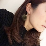 カーキ色ファーのシンプルリングピアス