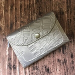 革のミニ財布＊英字型押しプラチナ