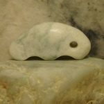 糸魚川翡翠使用　獣型勾玉　丸めのジュゴン