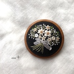 白い花束 刺繍ブローチ（木枠）☆