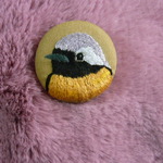 刺しゅう　 ジョウビタキ（野鳥）　ブローチ　くるみボタン