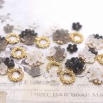 白×グレー×黒＊選べる花束、揺れるつぶつぶringのピアス／イヤリング