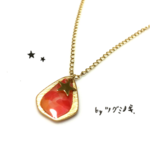 赤の果実のネックレス