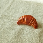 陶土のクロワッサンbrooch