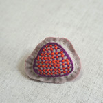 手刺繍ブローチ「ドットさんかく」